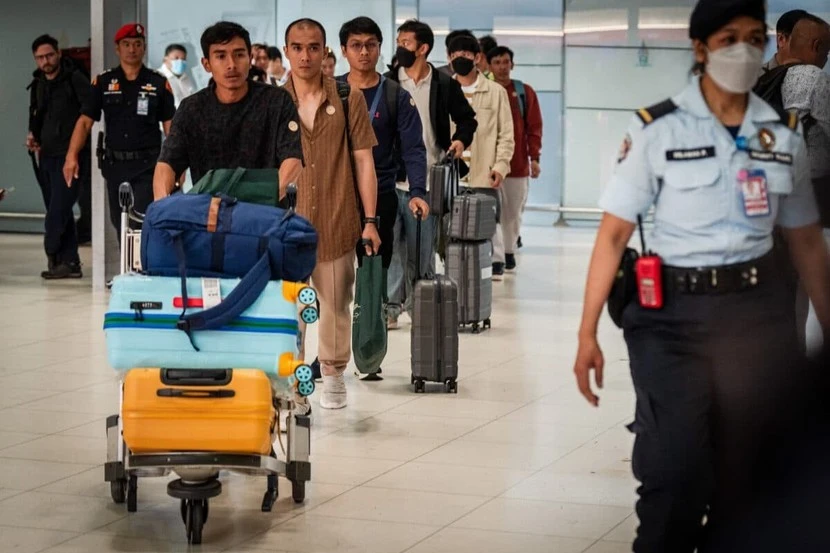 Các thủy thủ về đến sân bay Thái Lan.