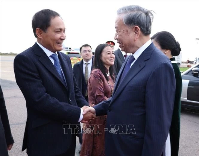 Đại sứ Đỗ Minh Hùng tiễn Tổng Bí thư Tô Lâm và Phu nhân.