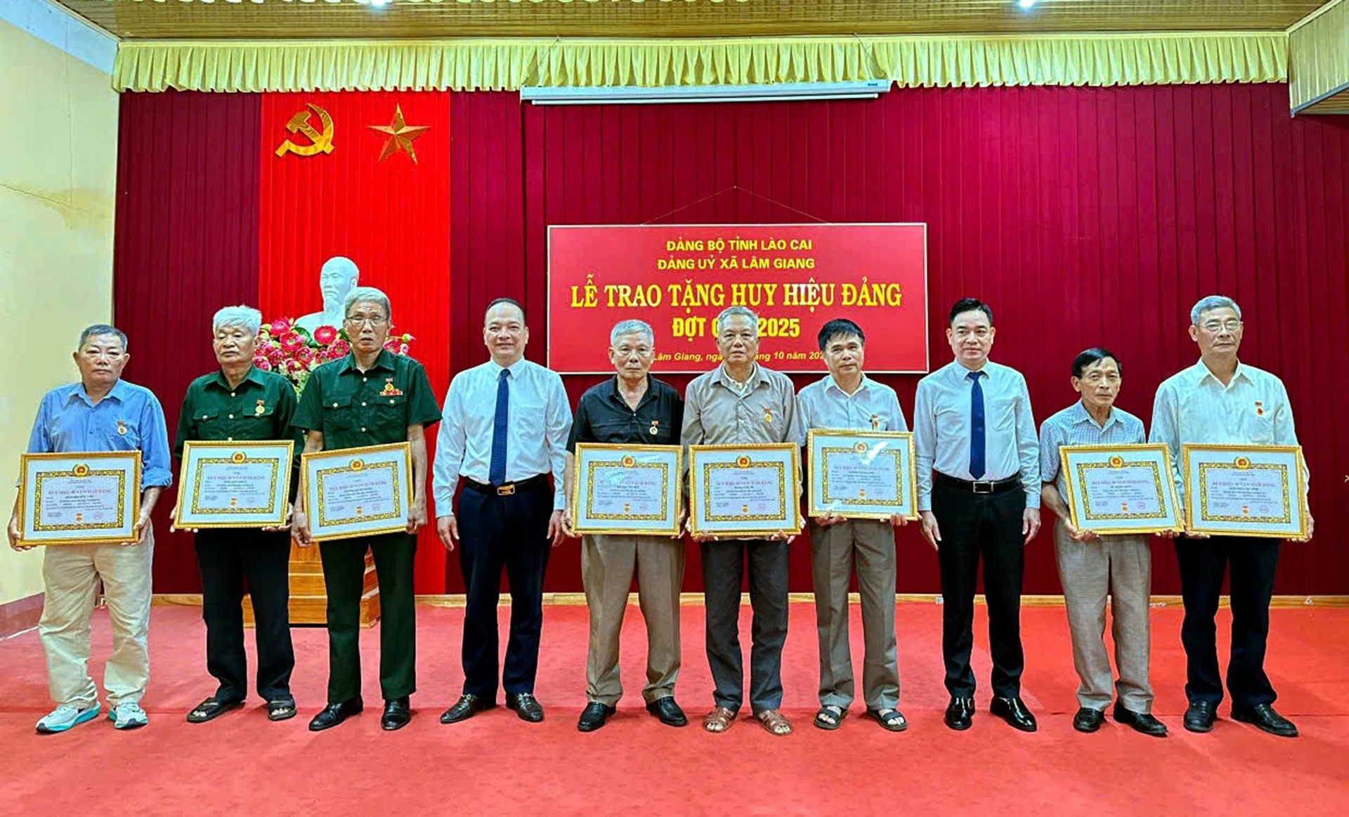 Lãnh đạo Đảng ủy xã Lâm Giang trao Huy hiệu Đảng cho các đảng viên tiêu biểu của Đảng bộ xã. 9-10-traohuyhieu.jpg