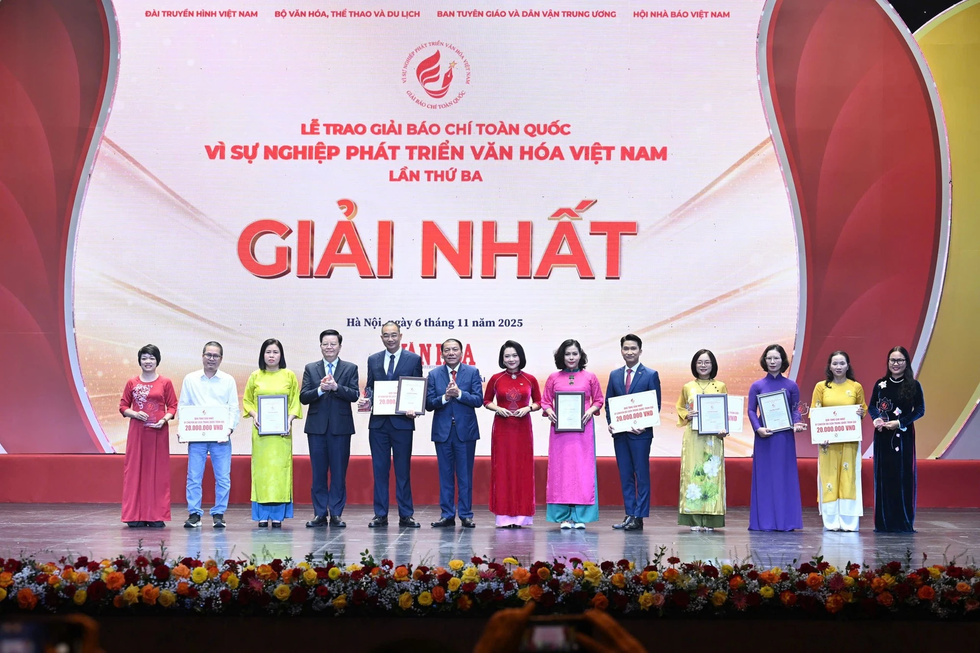 Các tác giả và đại diện nhóm tác giả đoạt giải Nhất.