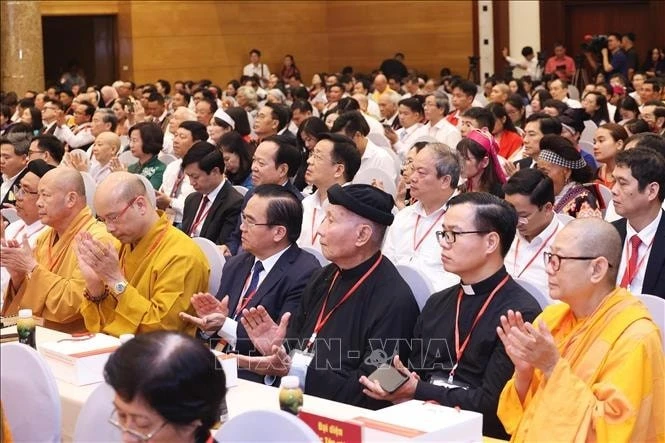 Đại biểu tiêu biểu, đại diện các tầng lớp nhân dân dự hội nghị.