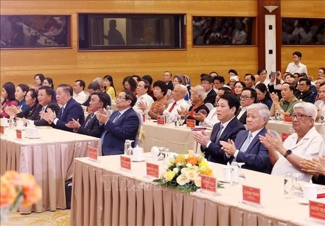 Chủ tịch nước Lương Cường và Thủ tướng Phạm Minh Chính cùng các đồng chí lãnh đạo, nguyên lãnh đạo Đảng, Nhà nước dự hội nghị.