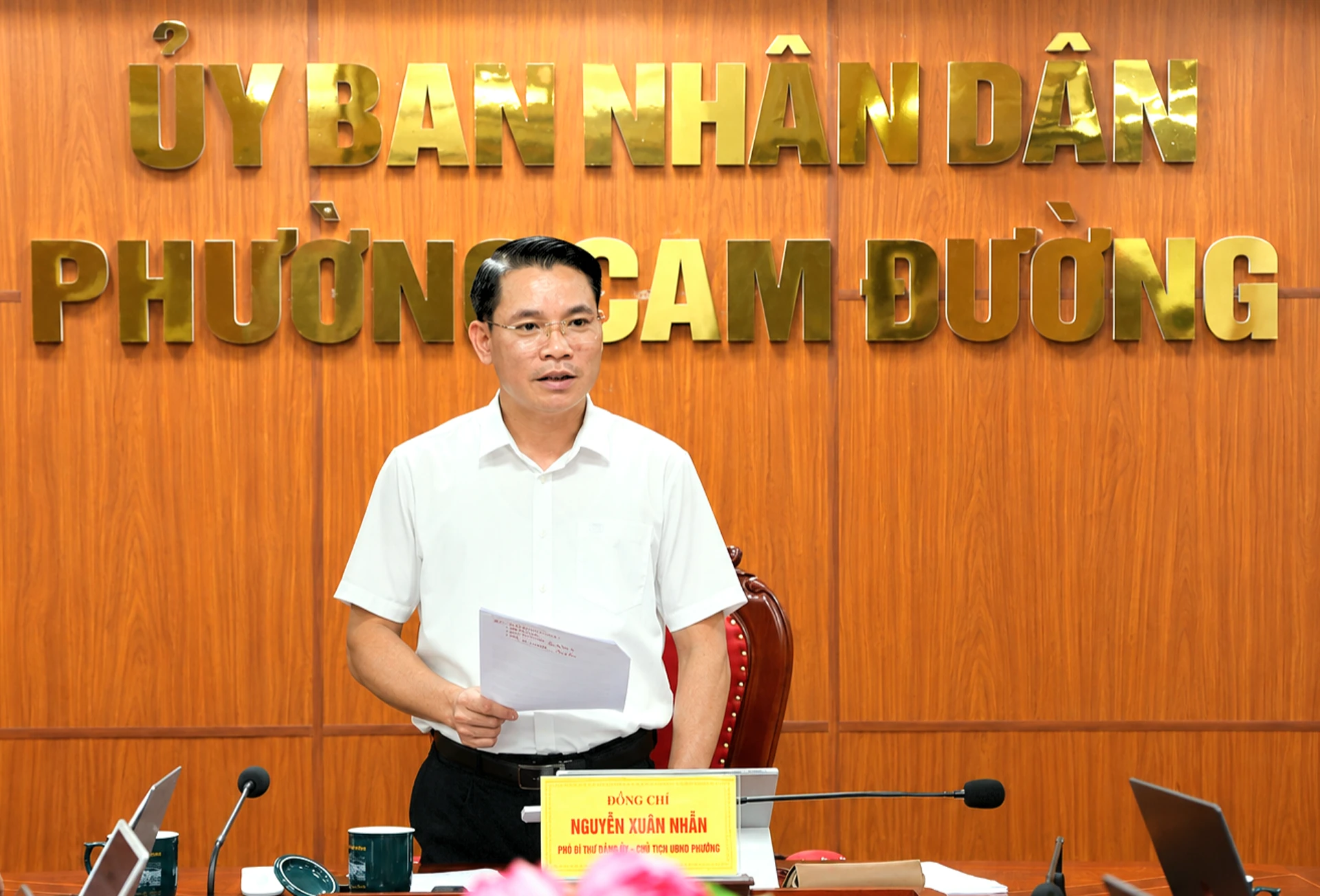 Đồng chí Nguyễn Xuân Nhẫn - Chủ tịch UBND phường Cam Đường phát biểu tại cuộc họp.