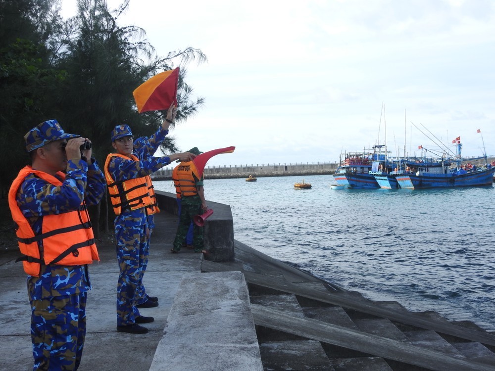 Chiến sĩ hướng dẫn tàu thuyền vào tránh trú bão.