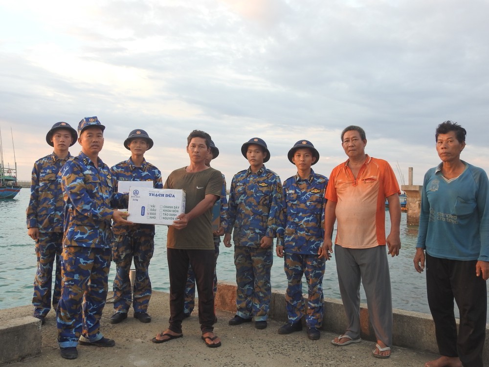 Lực lượng trên đảo hỗ trợ ngư dân.