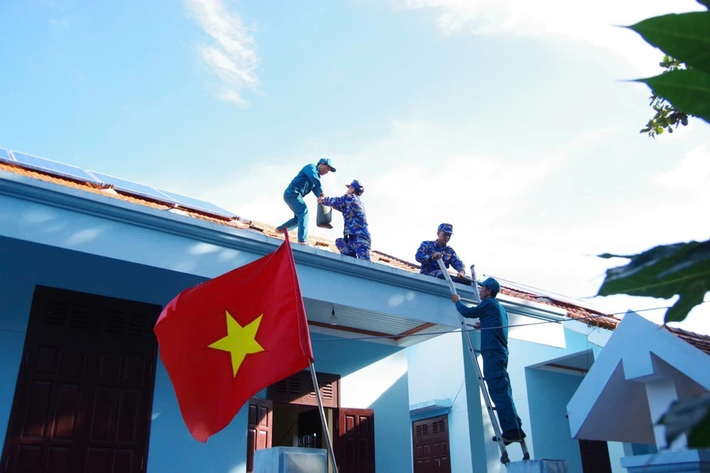 Gia cố nhà, công trình trước khi bão Kalmaegi vào. Ảnh: N. ÁNH