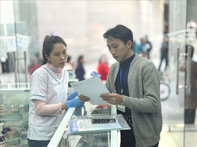 Điều tra viên đến từng hộ kinh doanh để thu thập thông tin.