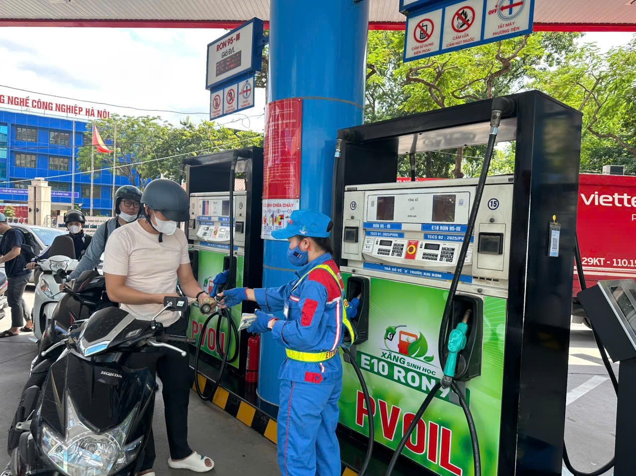 Bộ Công Thương đề xuất từ 1/1/2026, toàn bộ xăng được pha chế, phối trộn, kinh doanh để sử dụng cho phương tiện cơ giới dùng động cơ xăng trên toàn quốc phải là xăng E10. Bộ Công Thương đề xuất từ 1/1/2026, toàn bộ xăng được pha chế, phối trộn, kinh doanh để sử dụng cho phương tiện cơ giới dùng động cơ xăng trên toàn quốc phải là xăng E10.