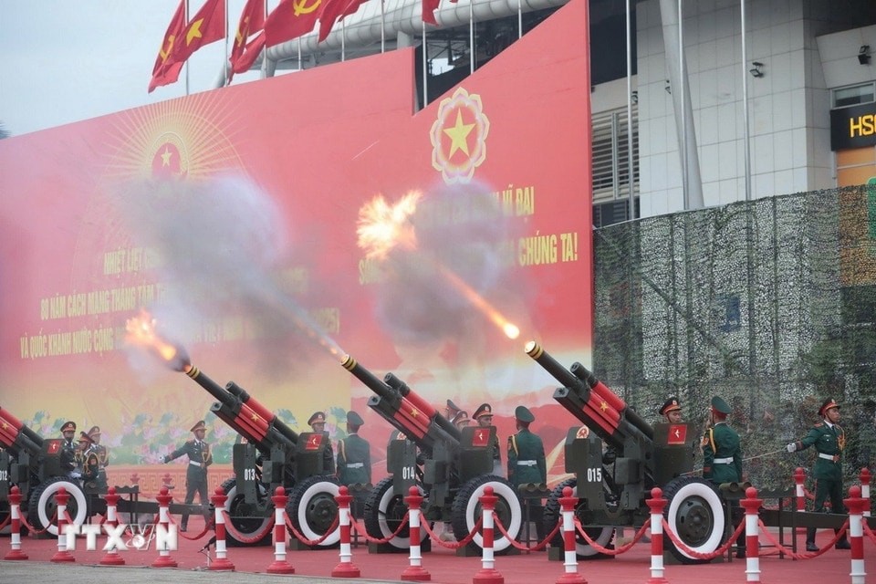 Dàn pháo khai hỏa mở đầu buổi tổng duyệt từ địa điểm Sân vận động Mỹ Đình. Dàn pháo khai hỏa mở đầu buổi tổng duyệt từ địa điểm Sân vận động Mỹ Đình.