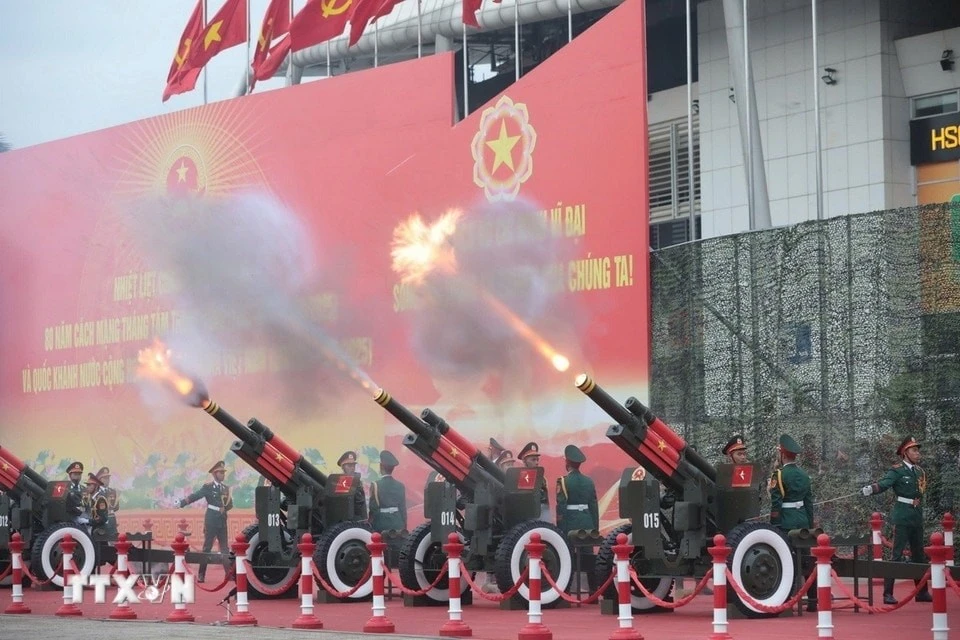 Dàn pháo khai hỏa mở đầu buổi tổng duyệt từ địa điểm Sân vận động Mỹ Đình.