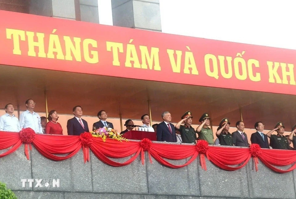 Thủ tướng Phạm Minh Chính và lãnh đạo Đảng, Nhà nước trên khán đài thực hiện nghi lễ chào cờ.