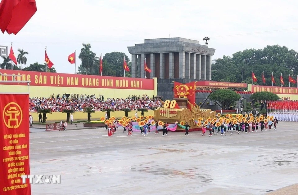 Xe mô hình Quốc huy nước Cộng hòa xã hội chủ nghĩa Việt Nam đi đầu khối diễu binh, diễu hành.