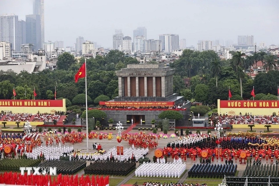 Quảng trường Ba Đình lịch sử rực rỡ cờ hoa trong buổi tổng duyệt.