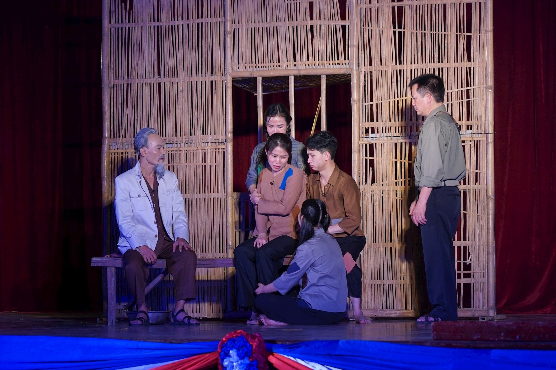 Cảnh trong chương trình nghệ thuật "Bác Hồ một tình yêu bao la". Cảnh trong chương trình nghệ thuật "Bác Hồ một tình yêu bao la".