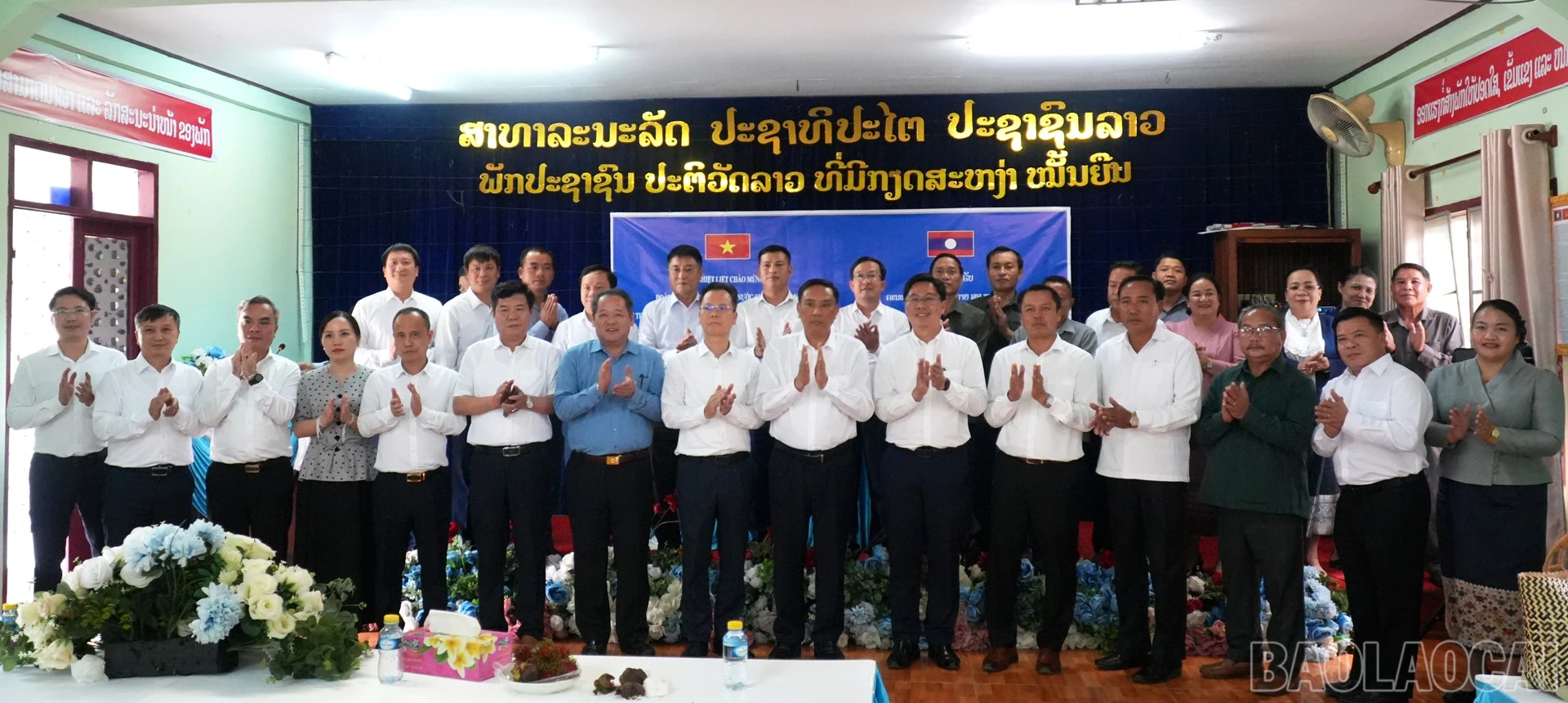 Đoàn đại biểu tỉnh Lào Cai cùng lãnh đạo tỉnh Viêng Chăn chụp ảnh lưu niệm cùng cán bộ, giảng viên Trường Lý luận Chính trị - hành chính tỉnh Viêng Chăn.