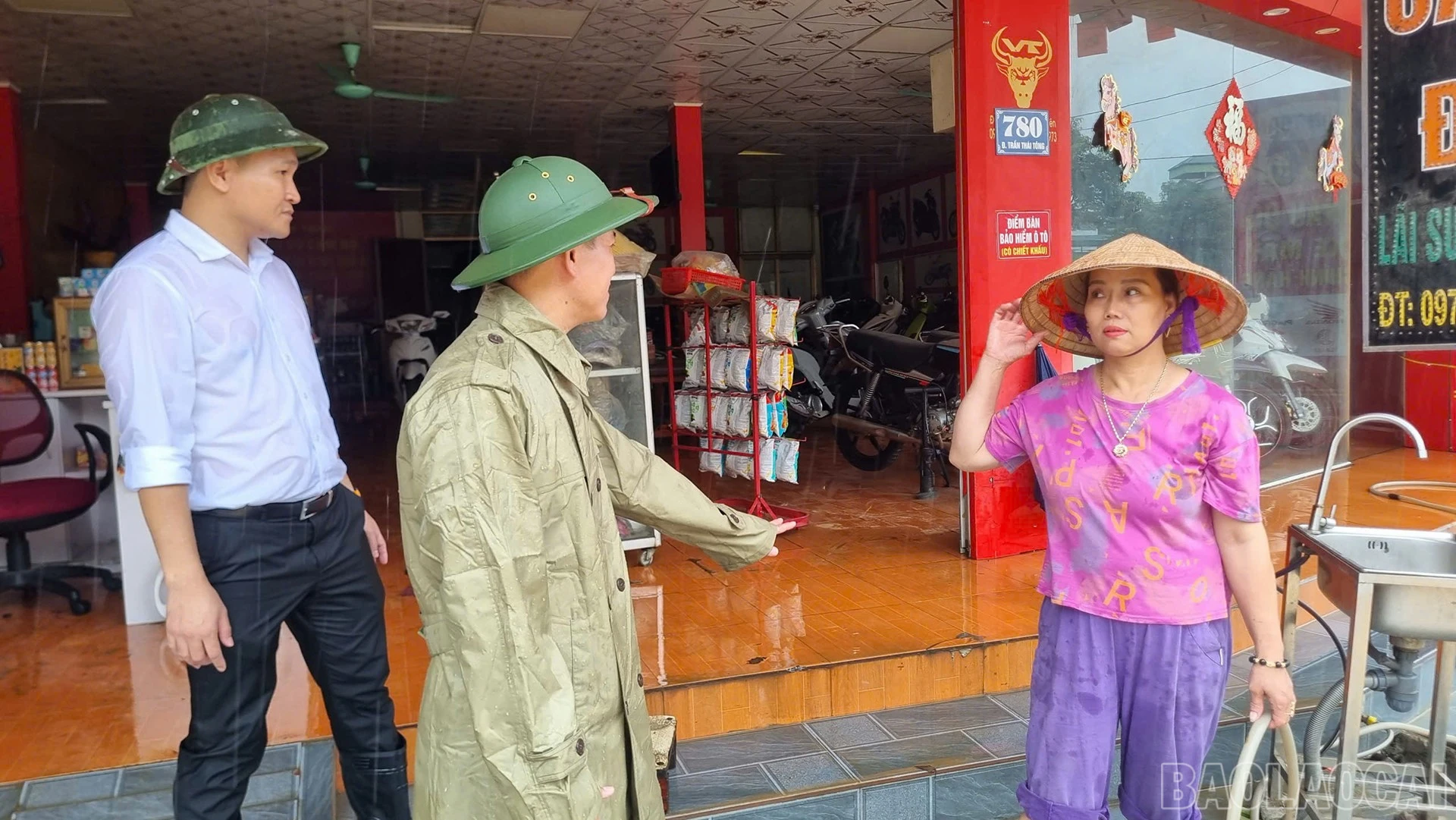 Chủ tịch UBND phường Lào Cai Nguyễn Văn Nhất có mặt tại hiện trường để chỉ đạo công tác khắc phục hậu quả.