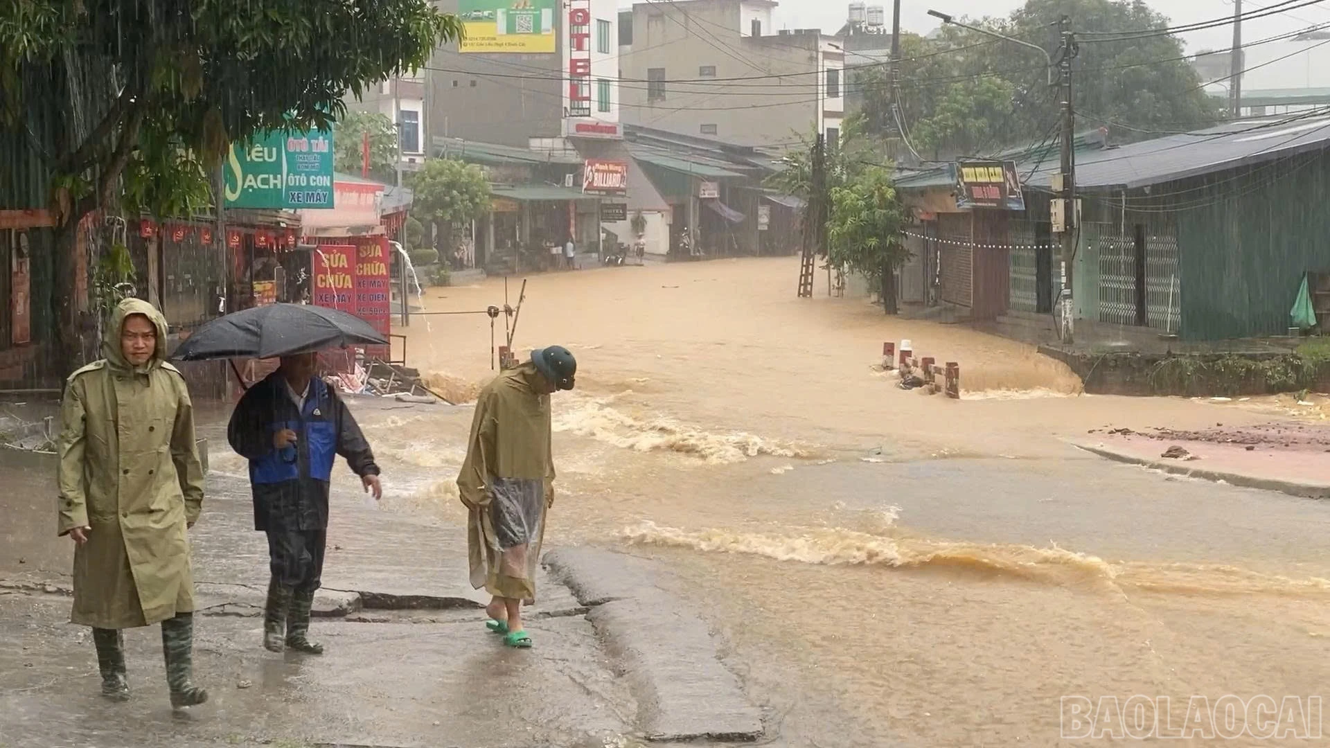 Lực lượng tại chỗ kiểm tra thực tế. (Ảnh: Quang Ánh)