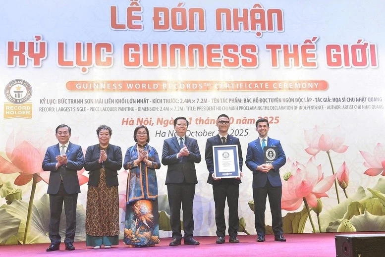 Phó Thủ tướng Mai Văn Chính cùng các đại biểu tại Lễ đón nhận Kỷ lục Guinness Thế giới: Bức tranh sơn mài "Bác Hồ đọc Tuyên ngôn Độc lập".