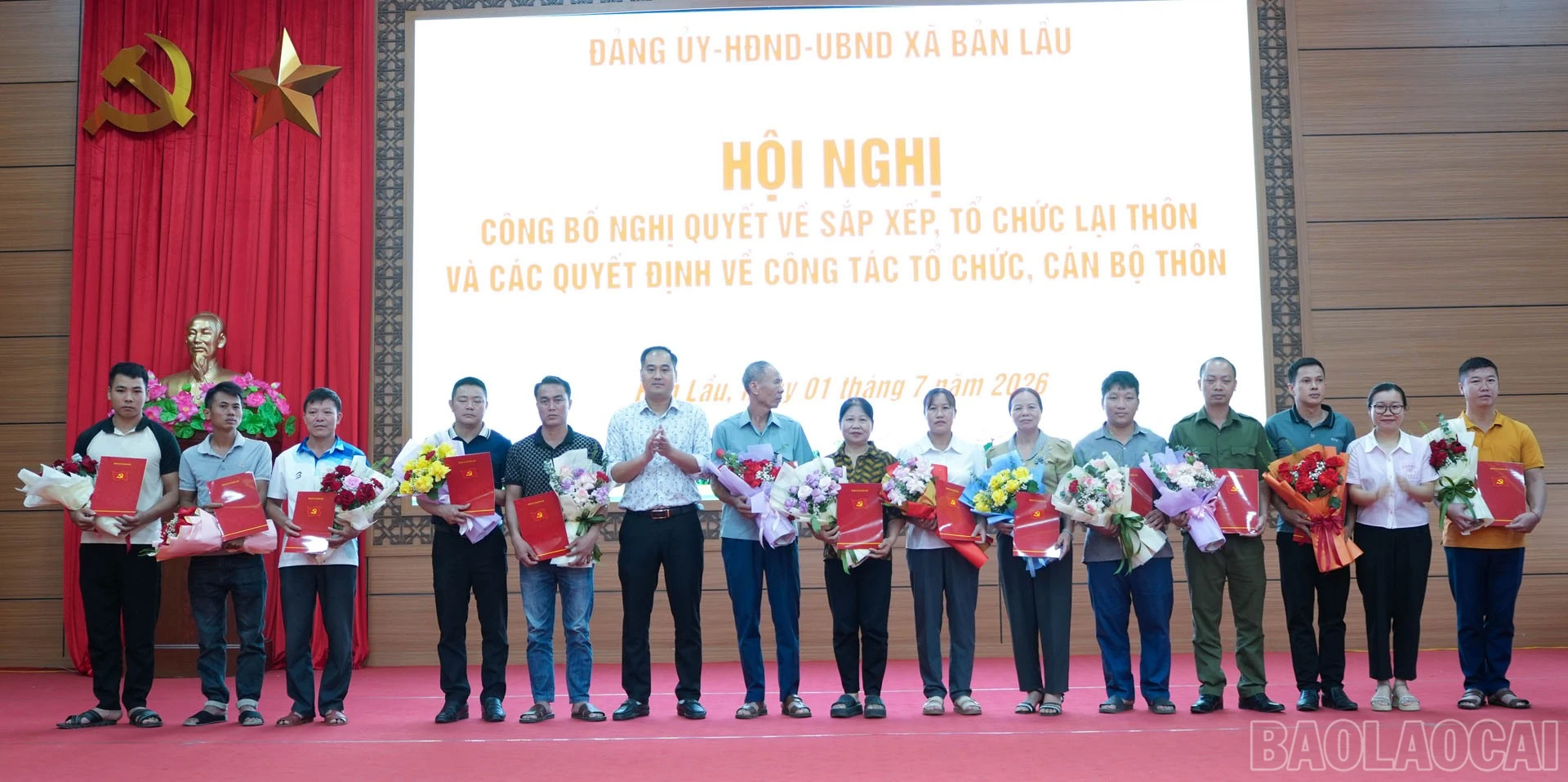 baolaocai-br_lanh-dao-xa-trao-cac-qd-cho-cac-bi-thu-chi-bo-2.jpg