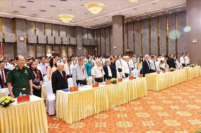 Các đại biểu thực hiện nghi thức chào cờ.