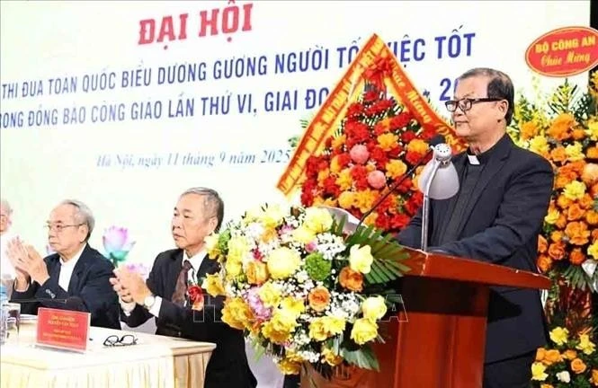 Linh mục Nguyễn Văn Riễn, Phó Chủ tịch - Tổng Thư ký Trung ương Ủy ban Đoàn kết Công giáo Việt Nam trình bày báo cáo.