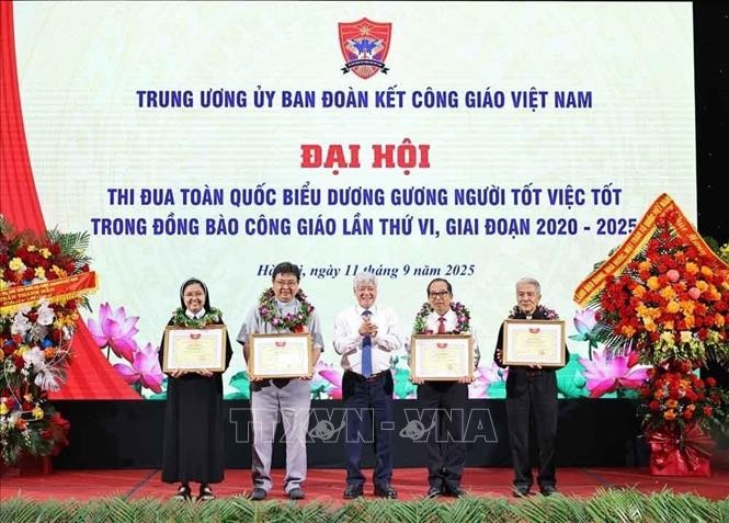 Chủ tịch UBTƯ MTTQ Việt Nam Đỗ Văn Chiến trao Bằng khen của Ủy ban Trung ương MTTQ Việt Nam cho các tập thể. Chủ tịch UBTƯ MTTQ Việt Nam Đỗ Văn Chiến trao Bằng khen của Ủy ban Trung ương MTTQ Việt Nam cho các tập thể.