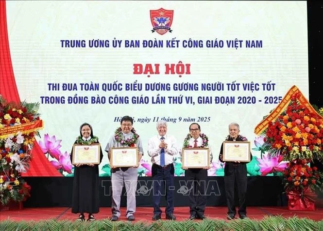 Chủ tịch UBTƯ MTTQ Việt Nam Đỗ Văn Chiến trao Bằng khen của Ủy ban Trung ương MTTQ Việt Nam cho các tập thể.