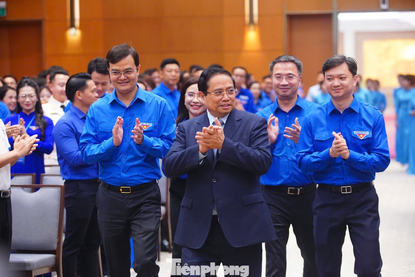 Đoàn viên, thanh niên tiêu biểu chào mừng Thủ tướng Chính phủ, Ban Bí thư Trung ương Đoàn tại buổi gặp mặt Gương mặt trẻ và cán bộ Đoàn tiêu biểu.