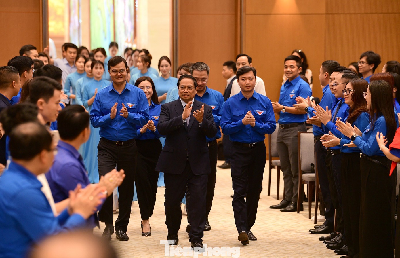 Thủ tướng Chính phủ tham dự buổi gặp mặt Gương mặt trẻ và cán bộ Đoàn tiêu biểu.