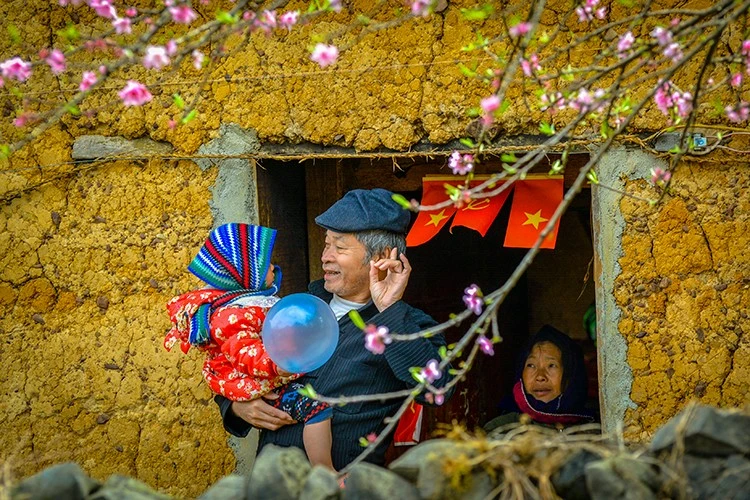 Sắc xuân bên ô cửa.