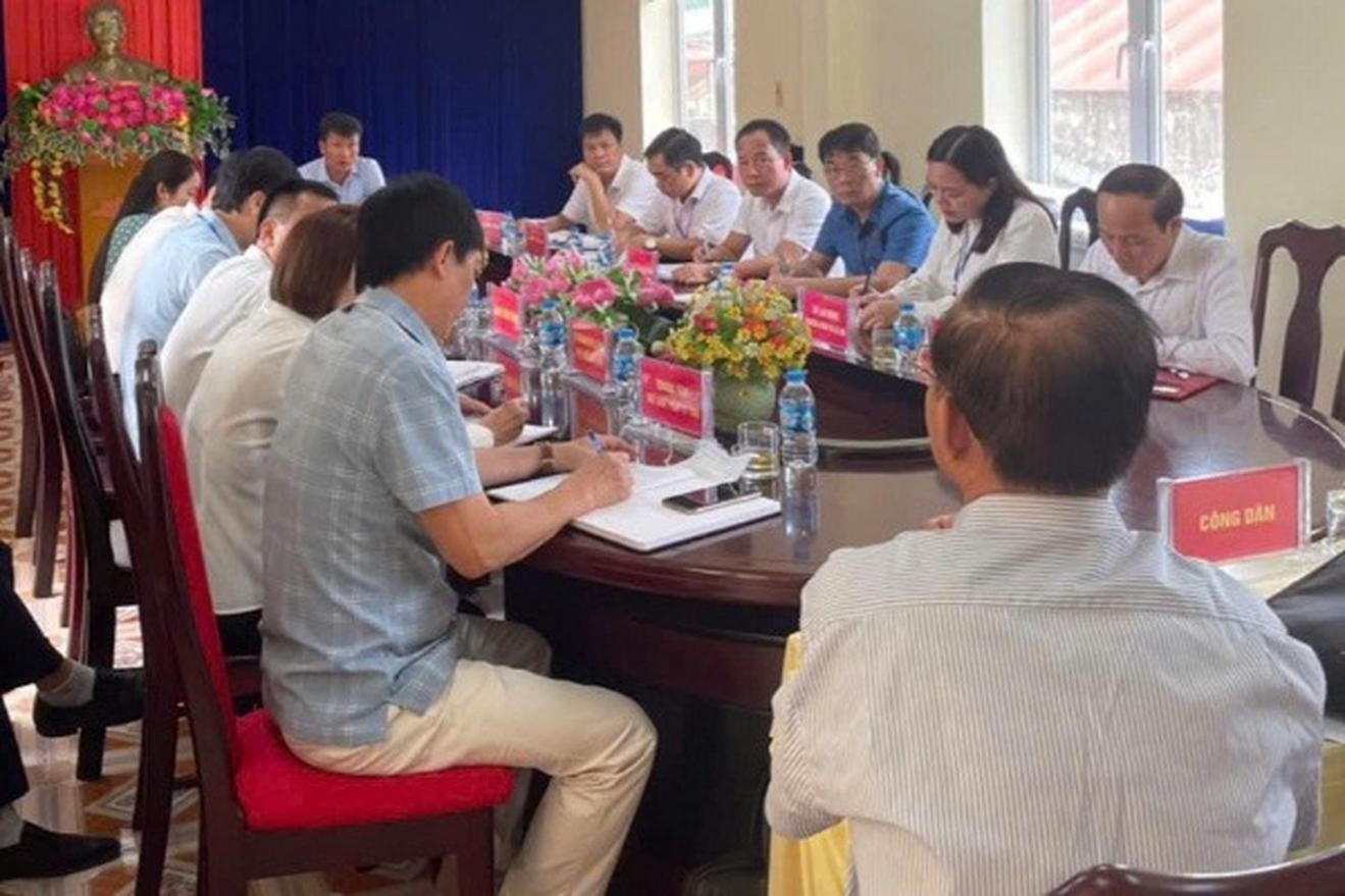 Chủ tịch UBND tỉnh Trần Huy Tuấn chủ trì một buổi tiếp công dân. 5-7-tiepcongdan.jpg