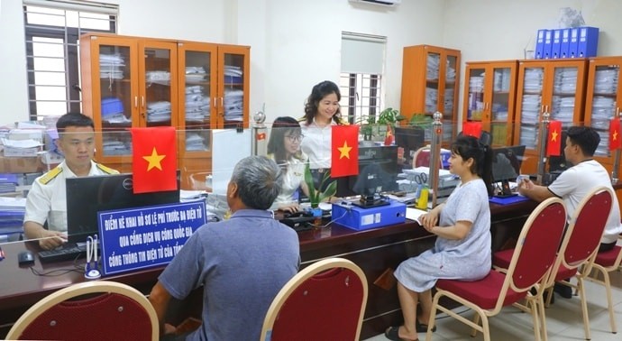 Giao dịch tại bộ phận một cửa, cơ quan thuế trên địa bàn Hà Nội. Giao dịch tại bộ phận một cửa, cơ quan thuế trên địa bàn Hà Nội.
