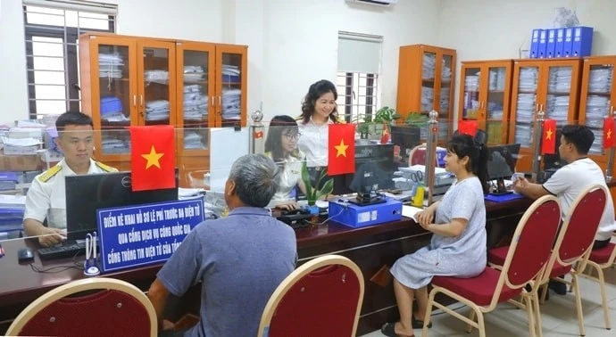 Giao dịch tại bộ phận một cửa, cơ quan thuế trên địa bàn Hà Nội.