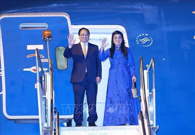 Thủ tướng Phạm Minh Chính và Phu nhân Lê Thị Bích Trân tại sân bay quân sự Galeao, Rio de Janeiro (Brazil).