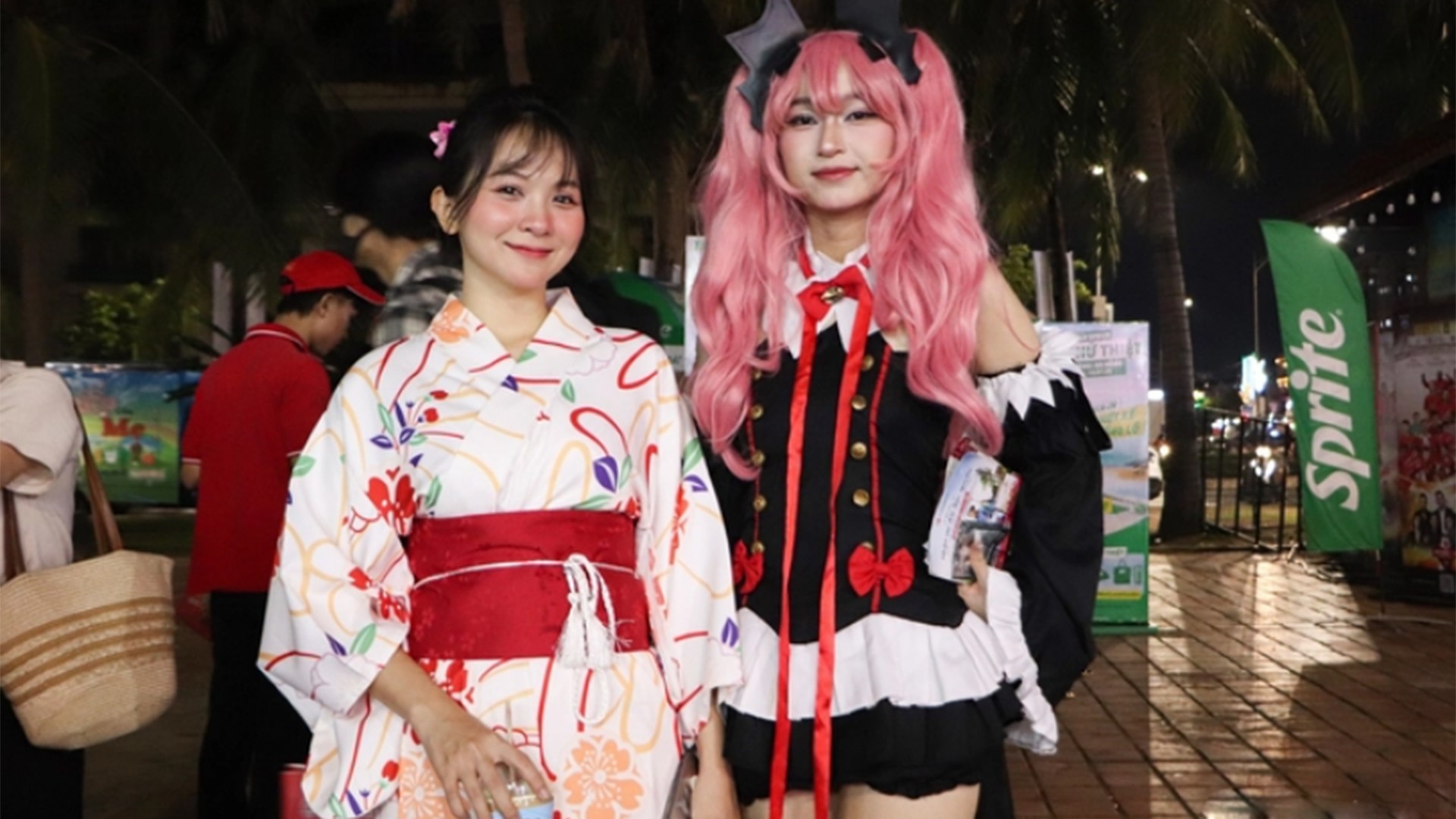 Năm nay, lễ hội mang đến nhiều chương trình giao lưu nghệ thuật hai nước hấp dẫn như chung kết cuộc thi hóa trang các nhân vật hoạt hình cosplay. 5-7-vanghe3.jpg