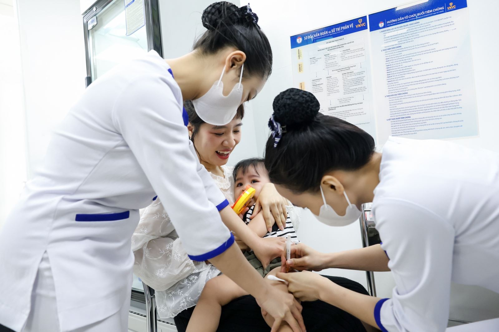 Trẻ được tiêm vaccine phòng não mô cầu. Trẻ được tiêm vaccine phòng não mô cầu.