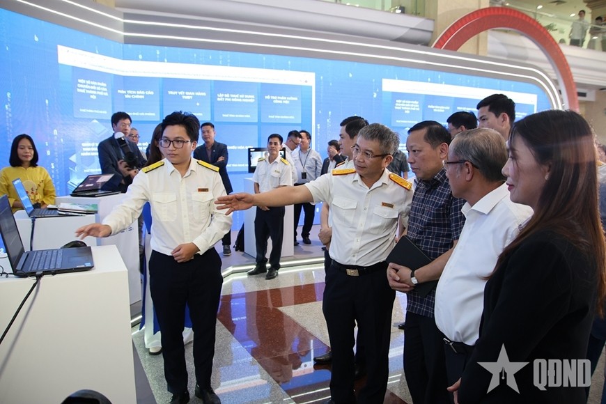 Các đại biểu trải nghiệm những công nghệ quản lý thuế mới nhất tại hội chợ chuyển đổi số của ngành thuế, tháng 9-2025. Ảnh: VĂN HÙNG