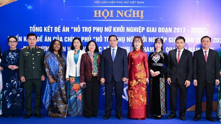 Thủ tướng Chính phủ Phạm Minh Chính và các đồng chí lãnh đạo, đại biểu tham dự Hội nghị.