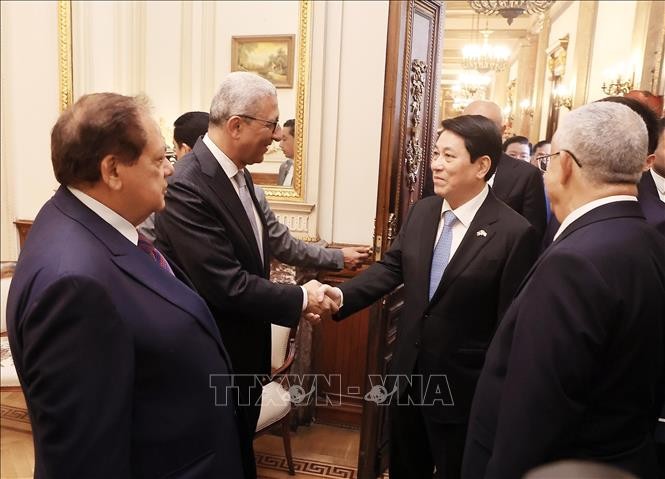 Chủ tịch nước Lương Cường với các đại biểu Hạ viện Ai Cập. Chủ tịch nước Lương Cường với các đại biểu Hạ viện Ai Cập.