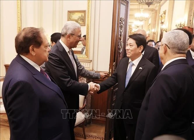 Chủ tịch nước Lương Cường với các đại biểu Hạ viện Ai Cập.