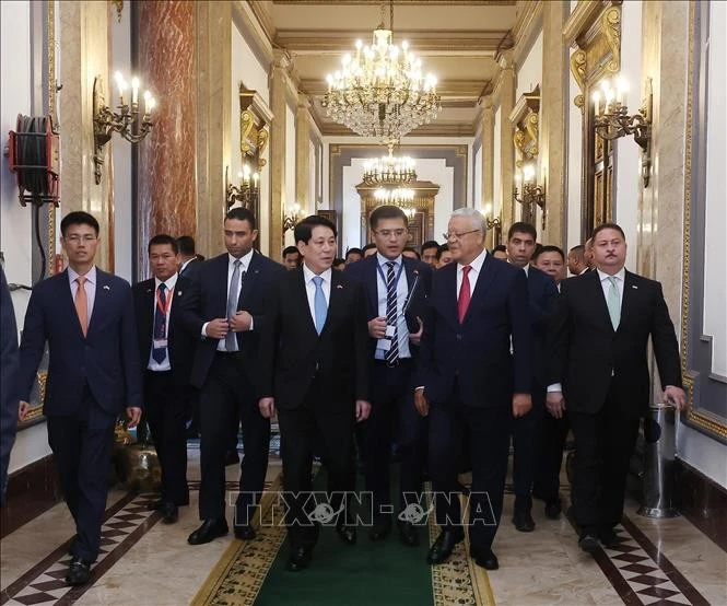 Chủ tịch nước Lương Cường và Chủ tịch Hạ viện Ai Cập Hanafy El-Gebaly tham quan trụ sở Hạ viện Ai Cập.