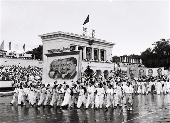 Diễu hành trên Quảng trường Ba Đình (Hà Nội) chào mừng Ngày Quốc khánh 2/9/1960. Diễu hành trên Quảng trường Ba Đình (Hà Nội) chào mừng Ngày Quốc khánh 2/9/1960.