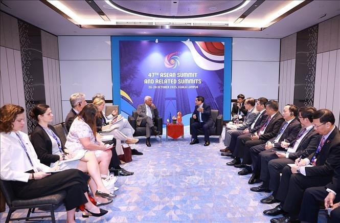 Thủ tướng Phạm Minh Chính gặp Chủ tịch Hội đồng châu Âu Antonio Costa. Thủ tướng Phạm Minh Chính gặp Chủ tịch Hội đồng châu Âu Antonio Costa.