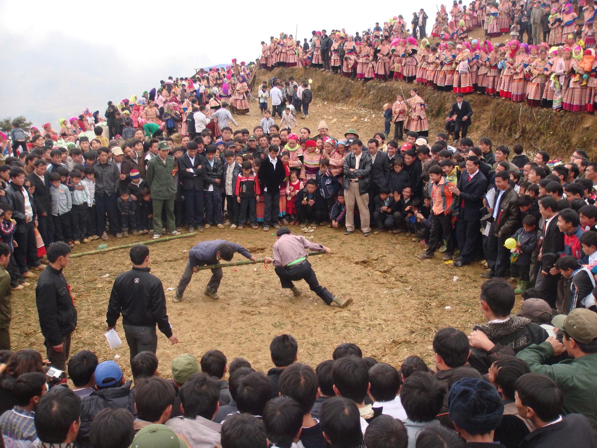Trò chơi đẩy gậy trong Lễ hội Gầu tào dân tộc Mông. 7-8-baoton3.jpg