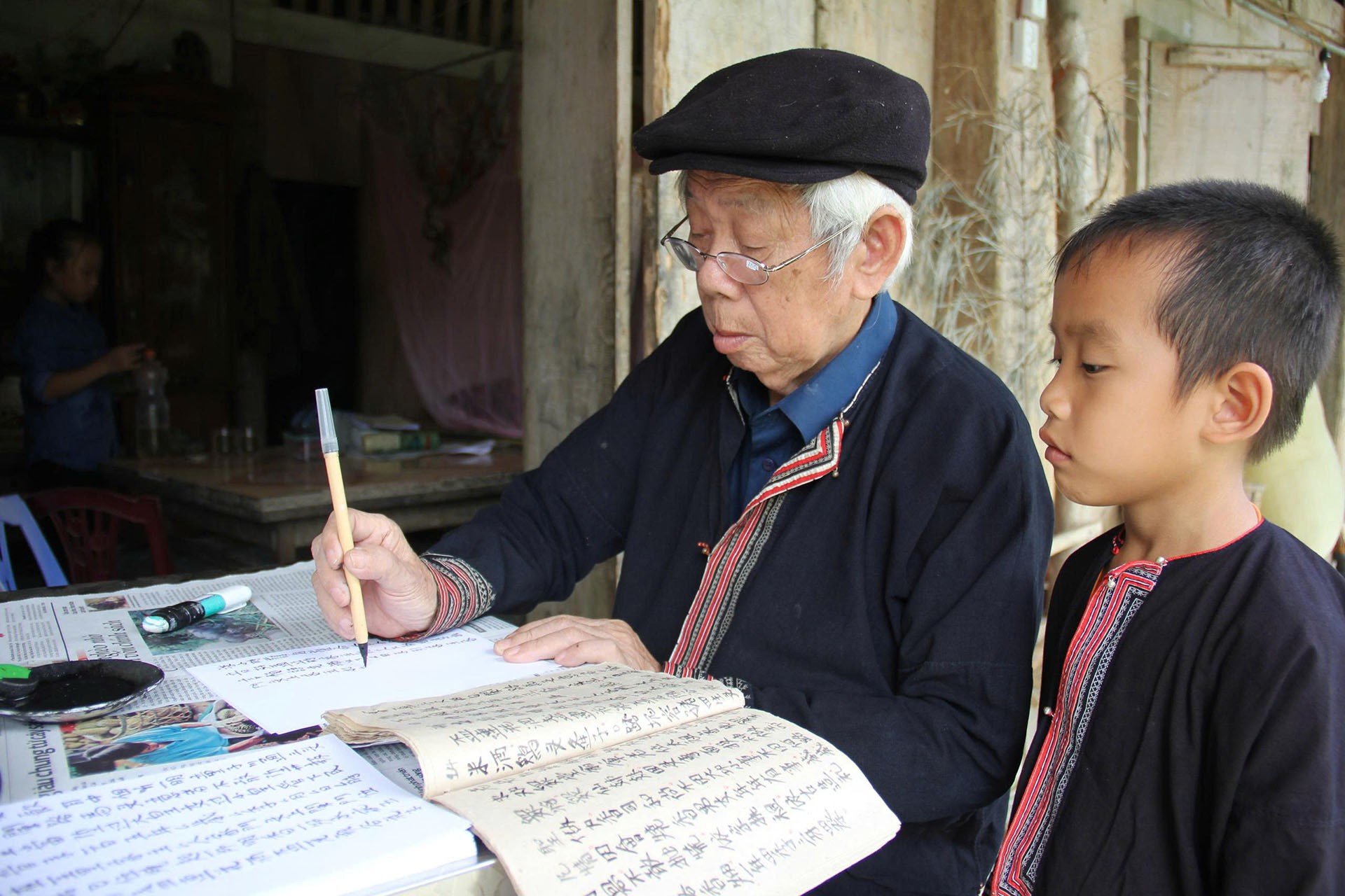 Nghệ nhân trao truyền chữ Nôm Dao. 7-8-baoton1.jpg