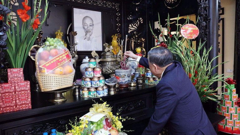 Tổng Bí thư dâng hương tại khu di tích. Tổng Bí thư dâng hương tại khu di tích.