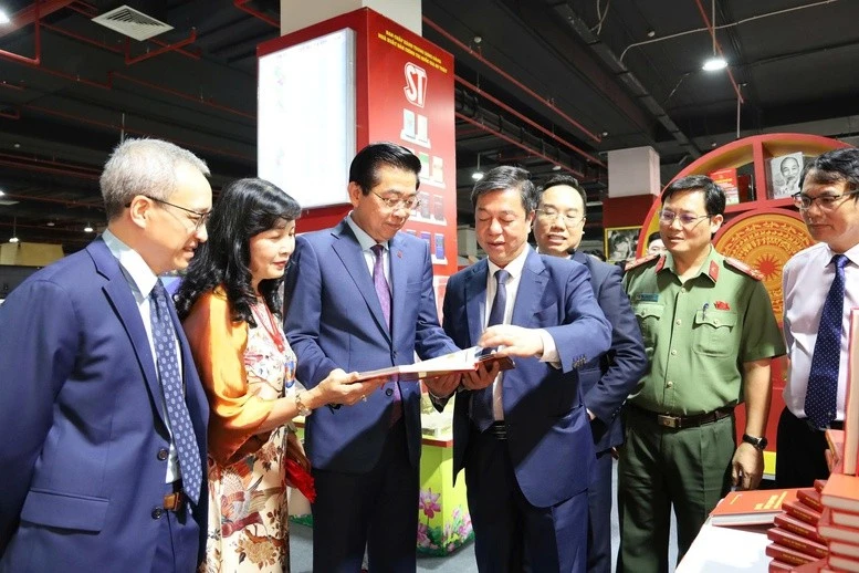 Các đại biểu tìm hiểu nội dung sách