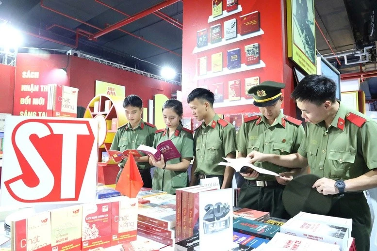 Các chiến sĩ công an thích thú tìm hiểu về những câu chuyện, tư liệu trong chính cuốn sách viết về lực lượng của mình.