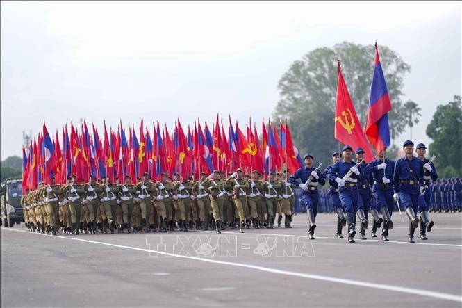 Khối cờ Tổ quốc Lào và cờ Đảng nhân dân cách mạng Lào.