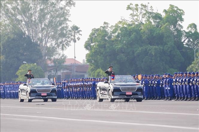Lào sẵn sàng cho buổi diễu binh diễu hành chào mừng 50 năm quốc khánh.